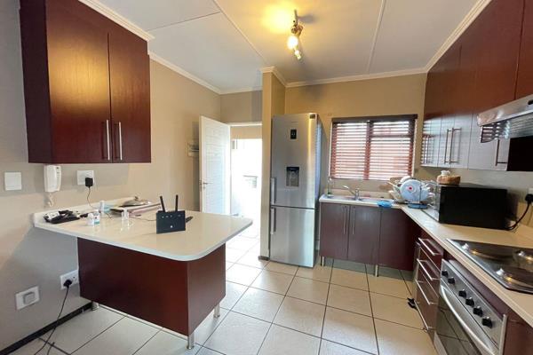 Lovely unit for rent in Glenvista, Johannesburg.

The freshly painted  unit offers 2 bedrooms, 1 bathroom, kitchen that consists  of ...