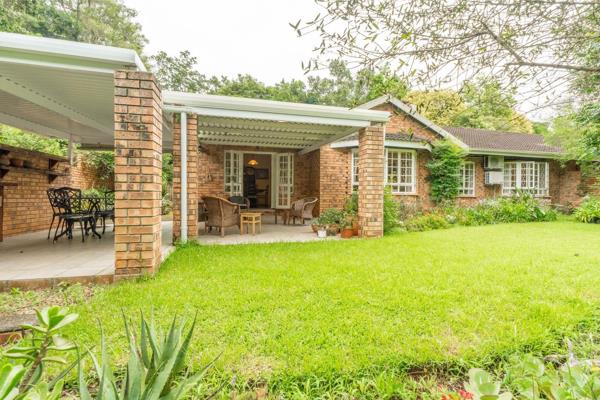 Situated in a sought after complex in central Kloof, you will find this charming 3 bedroom townhouse surrounded by beautiful gardens.  ...