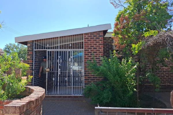 Cozy family 3 bedroom house available to rent in Vryburg. 

Offering a Lounge, Dining, Kitchen with a gas stove, 1 Bathroom and 3 ...