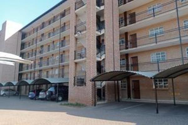 Flat to rent in Kingfisher complex on the third floor it is a bachelor flat with a room for your bedroom and lounge combined there is ...