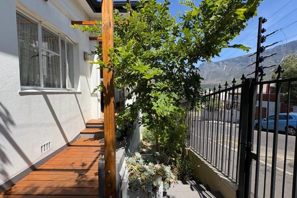 Quay 1 International exclusively brings you this charming Tamboerskloof home!

Situated on the picturesque slopes of Tamboerskloof ...