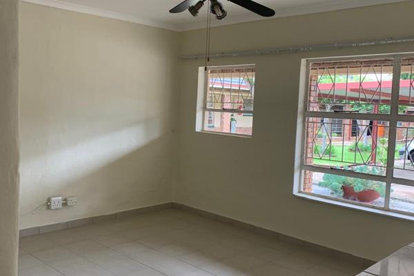 Spacious two bedroom unit available immediately

Two bedrooms
Two bathrooms (Both en-suite)
Spacious lounge 
Kitchen 
Carport ...