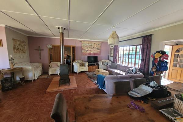 Beautiful views over the mountains, ample accommodation and ideal for the person who wants to stay right next to town and farm on small ...