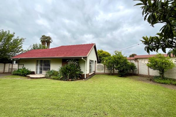 Property Features:

Open Plan Lounge and Dining Room: Spacious area with easy access to the front garden.
Neatly Fitted Wooden ...