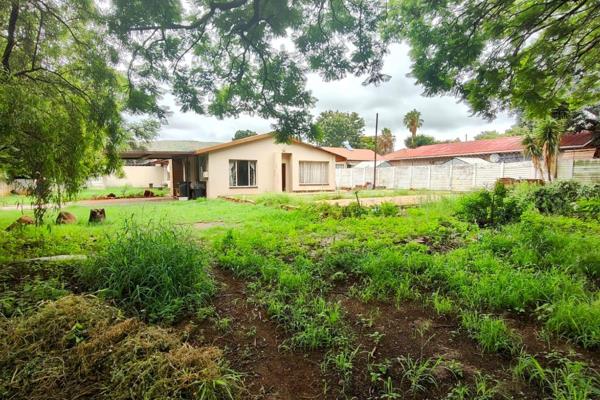 Fixer Upper House with flatlet -  ON SHOW DAYS STRICTLY BY APPOINTMENT IN ADVANCE

Investor&#39;s Dream:  Family Home on a Spacious ...