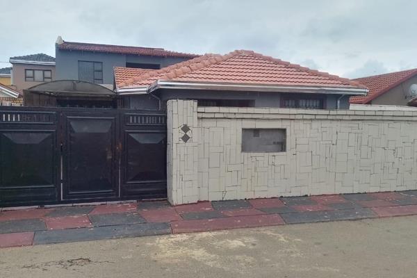 Cottage with shower
Close to Ria via a taxi rank 
Walking distance to Boxer Complex and Protea Glen Mall