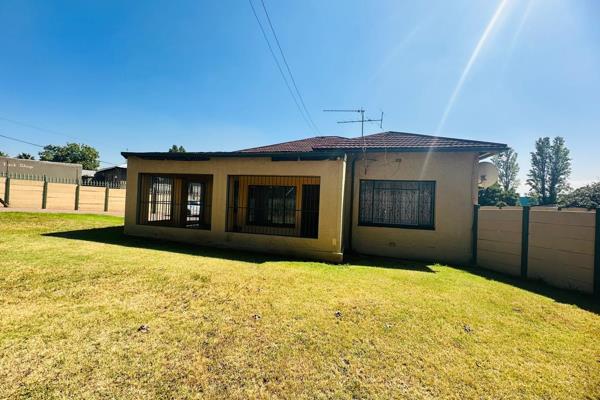 Spacious 3 Bedroom House for sale in Germiston !!!!!!

Discover this hidden gem nestled in the heart of GERMISTON. This home is ...