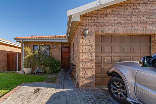 This low-maintenance townhouse is situated in a lovely sectional title security estate. It is in close proximity to the main roads ...