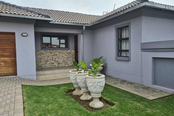 KEY FEATURES:

HOUSE:

•	3 good sized bedrooms with ample cupboards
•	Large master en-suite bathroom (bath, shower, toilet, twin ...