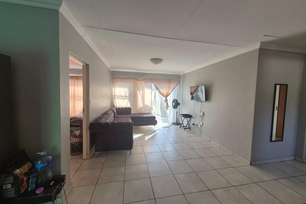 Neat 2-bedroom unit for sale. Open plan kitchen - lounge with lots of cupboard space and scullery. All rooms have built in cupboards. ...