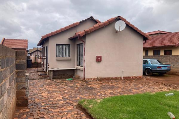 3 Bedroom Home for Rental in the heart of Protea Glen

Inside:

3 bedrooms 

1 bathroom

1 open plan living ...