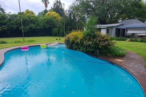 This Beautiful home with its lush green garden situated on a 3866m&#178; stand, offers relaxation at its best.

The garden is ...