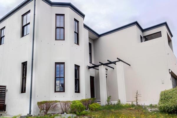 4 Bedroom House to Rent in Big Bay
Beautiful family home in sought after security estate.

This spacious modern home is in Sandown Estate Big Bay.

The lower level 
2 separate lounges
Open plan dining area 
Kitchen with scullery. 
Enclosed braai area with stacker ...