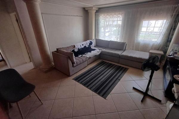 This  2 bedroom , 1 bathroom townhouse situated in the popular suburb of Die Hoewes is ...