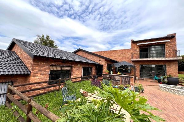 Stunning Modern Four Bedroom Face Brick Home in Prestigious Glenvista Ext 6, Johannesburg!

Nestled in the heart of Glenvista, this ...