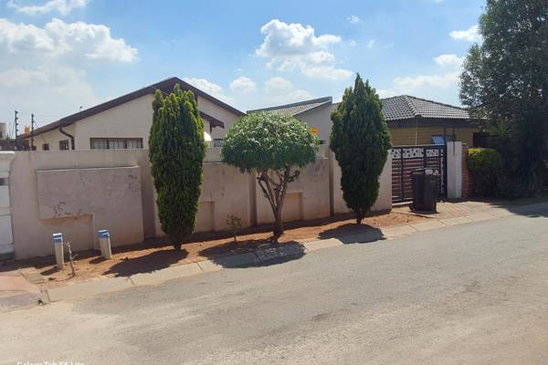 Adress of the above house.7824 Tulip str Leondale Gardens.(Roodekop x 11).A bedrooms house in a beautiful access control security ...