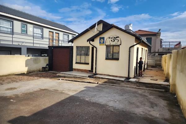 Charming 2-Bedroom Haven in Olievenhoutbosch!

Discover this delightful two-bedroom house, perfectly nestled in the tranquil suburb ...