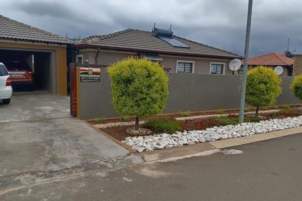 Cozy Family Home For Sale in Sunrock Village

Welcome to this stunning 3 bedroom and 2 bathroom  main bedroom with en-suit  home  ...