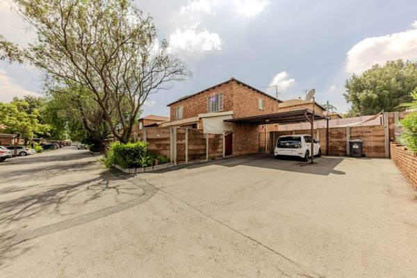 Charming 2-Bedroom Townhouse with Pet-Friendly Garden in Allen&#39;s Nek

Nestled in a prime location near Hendrik Potgieter Road ...