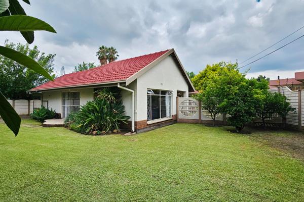 This delightful tiled roof home is presented in immaculate condition throughout.  It benefits from a well-maintained irrigated garden ...