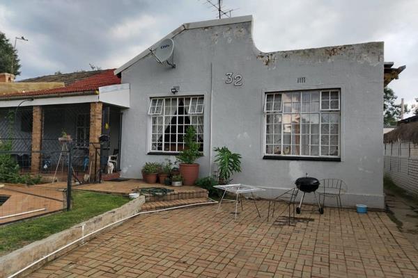 This charming, vintage property in the heart of Brakpan North offers a unique opportunity for investors seeking a project with ...