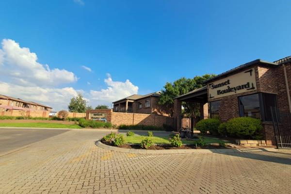 Available from 1 February 2025, this lovely upstairs unit is situated in a well-known complex in Sonneveld, Brakpan.

Features:

3 ...