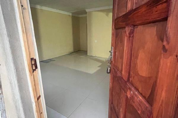 One bedroom 
Open plan kitchen and lounge
Toilet and shower

Prepaid lights
Water billed


Walking distance to the Phoenix Plaza ...