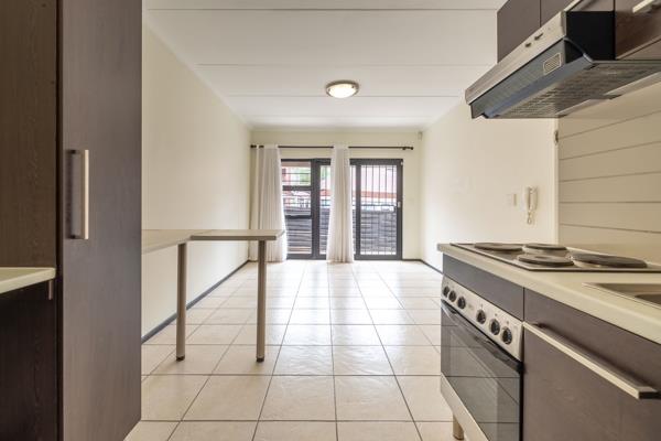 This 2 bed, 1 bath ground floor apartment is immaculate.
An open plan kitchen with stone tops, under counter oven, hob which is trendy ...