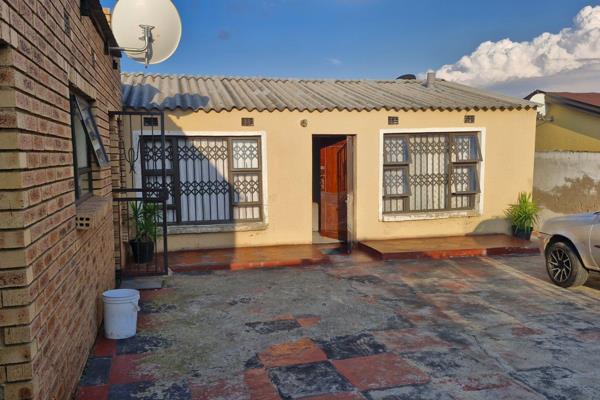 This two bedroom house ,lounge ,dining ,kitchen and bath and five outside rental rooms close to transport , schools and harambe bus ...