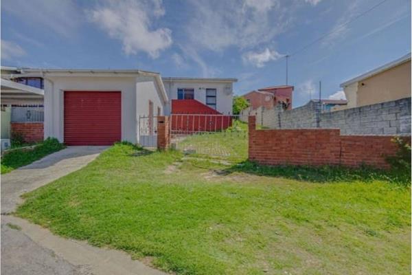 Beautiful Family Home in KwaMagxaki
Bringing this beautiful family home that consist of three bedrooms with build in cupboards, main ...