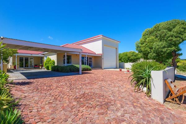 Located in the sought-after Argonauta Park, Struisbaai, just moments from the beach ...