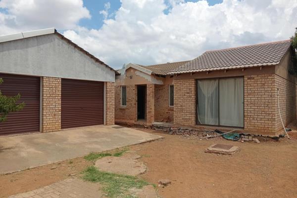 This facebrick property in Heidedal offers a comfortable and spacious living environment, perfect for family living. The home features three generously sized bedrooms, all with laminated flooring. One bedroom includes built-in cupboards and a ceiling fan for added ...