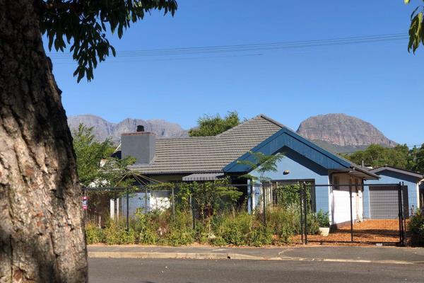 This one will go FAST!! Do not underestimate this lovely up-and-coming area!

A mere 2,2kms from Paarl Boys School.

Fantastic ...