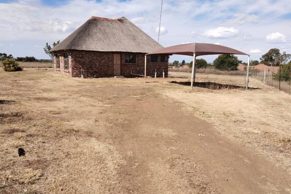 This property is about 5 km from the circle where Wilcox and Raymond  Mashlaba roads meet.
It also on the tar road and at the back of ...