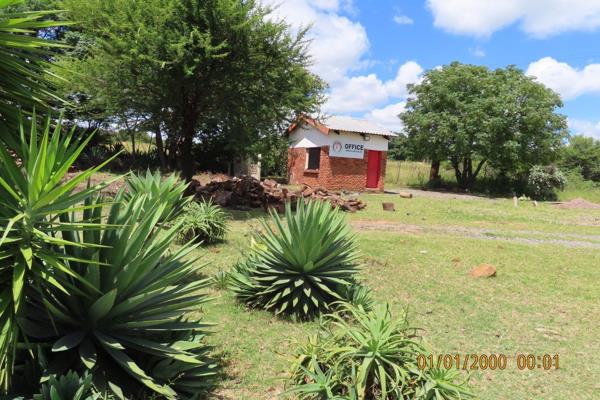 Prime Agricultural Holding in Pretoria North. Ideal for the Developer. 3 Bedr house, 1 full bathroom. Open plan kitchen and TV room. ...