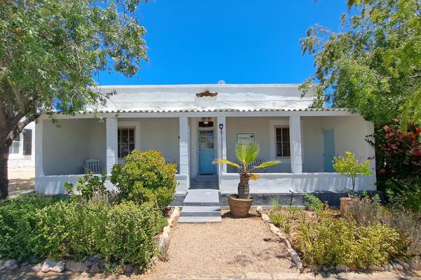 Step into a delightful piece of Karoo history with this beautifully preserved &quot;brakdak&quot; cottage. Featuring original poplar ...