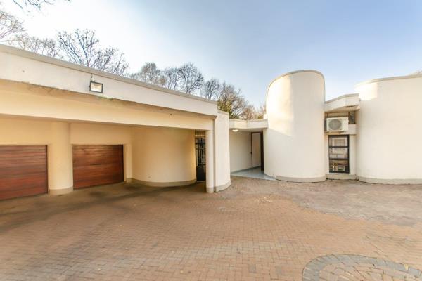 **exclusive mandate**
BUY LOCATION and upgrade/fix this lovely 700 sqm family house perfectly! The house does need attention.

This location is so precious. It is the most desired location in Pretoria&#39;s property development HOT SPOT, and this house is set in the Boomed ...