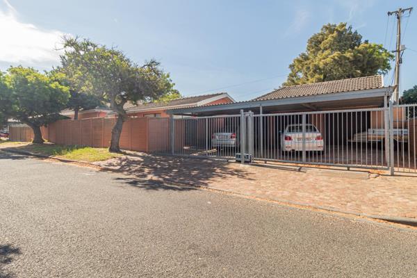 This is your once in a lifetime opportunity to own two three bedroom houses
on a large plot.
Situated in the heart of Oakglen this ...