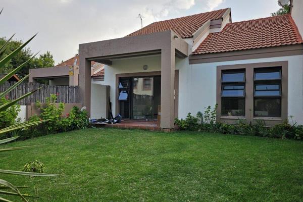 Super spacious 3 bedroom 2 bathroom apartment in sought after Cedarview in Broadacres, Fourways.  This lovely home offers modern ...