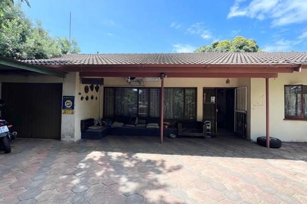 A Rare Find and Opportunity! 
This 3-bedroom freestanding home is a sturdy gem offering endless possibilities. The large, flat landscape provides ample space for home extensions or makes it an ideal investment property. The lounge area is well-sized and flows into a separate ...