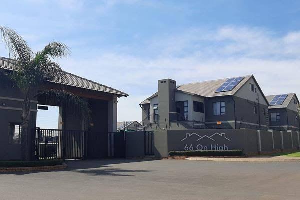 Modern townhouse to rent in a beautiful complex
Three spacious bedrooms 
Dining room area with braai area, for entraining
Fully fitted ...