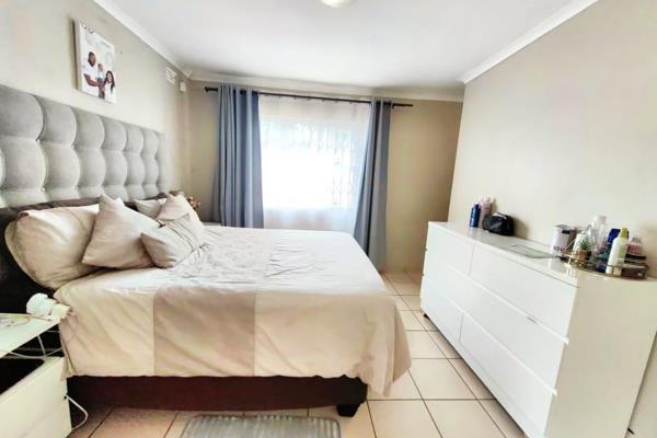 Luthando Gxashe Properties is proud to present to you charming 3-bedroom townhouse, located in the secure Meadow Park complex in ...