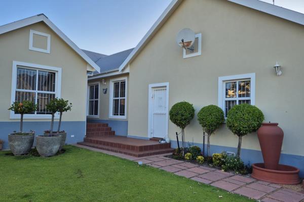 Beautiful 3 bedroom house with 2 bathrooms, open plan kitchen and living area for rent. ...