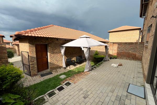 Welcome to your dream home in the heart of Kosmosdal, Centurion! This stunning property offers a perfect blend of comfort and modern ...