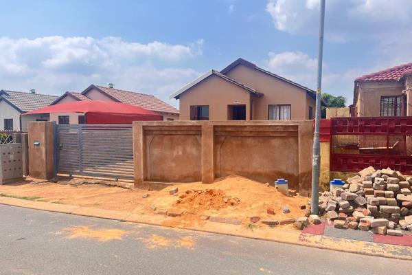 Come have a look at this nice and cozy 2 bedroom house in Soshanguve Block VV.

The property consists of:
2 bedrooms with the main ...