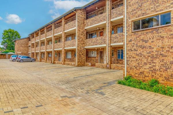 Delightful clean and neat 129m2 apartment in the heart of Fairland with easy access to schools and the highway.   Three spacious ...