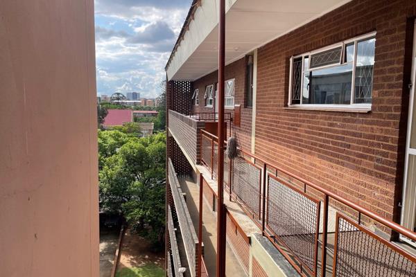 Invest in this bachelor flat situated near UNISA.
It comes with a kitchen, full bathroom, separate spacious bathroom with built-in ...