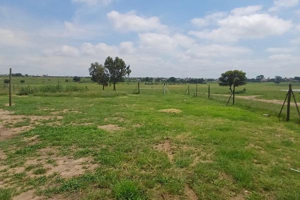 This property offers you a beautiful view of the Vaal Dam, includes a couple of caravan set ups, as well as inverters with batteries. ...