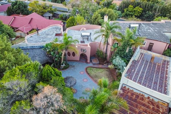 Absolutely stunning home with views of the entire Johannesburg skyline!

Large family home spread across 3 stories, featuring 5 ...