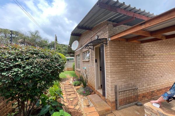 This garden flat is available for rent immediately and offers a neat and cozy living space. 
It features two well-maintained bedrooms ...